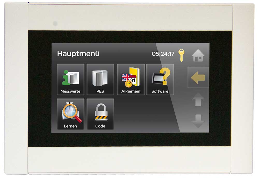 Ein für die Generation 50plus konzipiertes Touchscreen-Display zeigt ein deutschsprachiges Hauptmenü mit Symbolen für Messungen, PES, Allgemein, Software, Lernen und Code. Die Zeit ist 05:24:17, mit einem Schlüsselsymbol oben rechts. Meckel-Bad Plauen