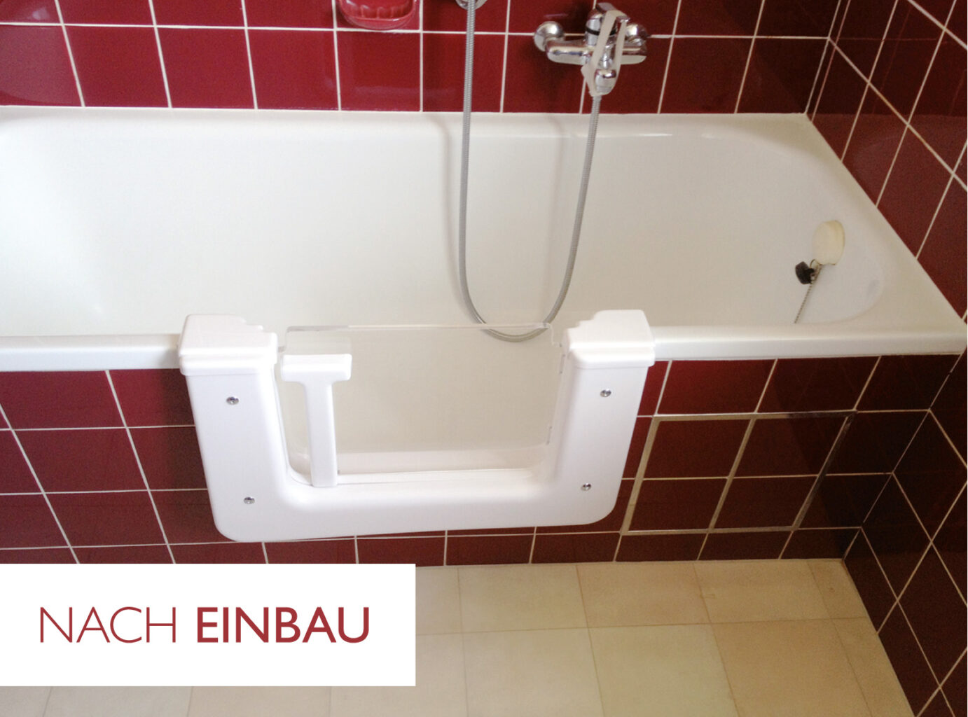Eine Badewanne mit roter Kachelwand, ausgestattet mit einer weißen barrierefreien Tür für einen leichteren Einstieg - perfekt für die Generation 50plus. Darüber ist eine Handbrause angebracht. Der Text in der Ecke lautet NACH EINBAU. Meckel-Bad Plauen