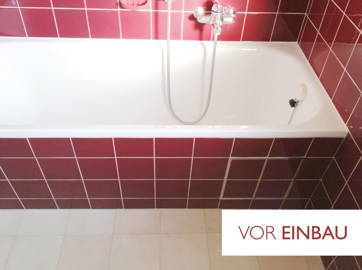 Eine weiße Badewanne mit Handbrause steht vor roten Kachelwänden, der Boden ist hell gefliest. Unten rechts steht der Schriftzug VOR EINBAU - ideal für die Generation 50plus, die Komfort und Stil sucht. Meckel-Bad Plauen
