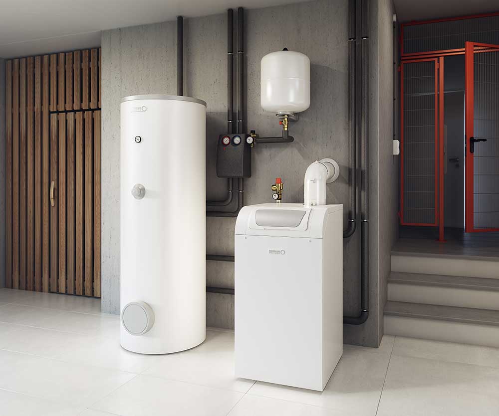 Ein moderner Hauswirtschaftsraum mit weißem Warmwasserspeicher, weißem Boiler, schwarzen Rohren an der Wand und einer rot gerahmten Glastür in der Nähe der Treppe in einem sauberen, gefliesten Raum - ideal für die Bedürfnisse der Generation 50plus. Meckel-Bad Plauen