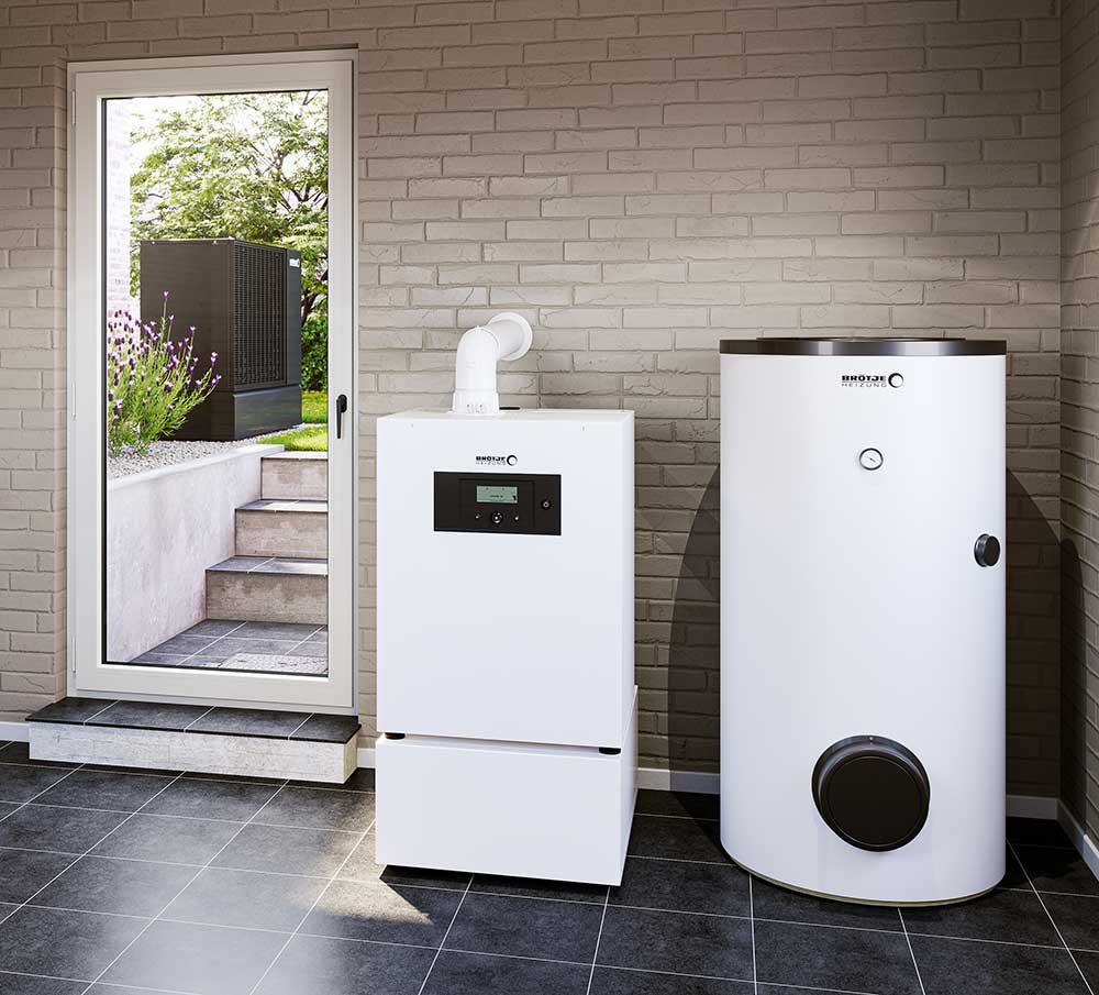 Ein moderner Hauswirtschaftsraum für die Generation 50plus ist mit einem weißen Wärmepumpensystem und einem großen zylindrischen Warmwasserbereiter ausgestattet, der an einer grauen Backsteinwand neben einer Glastür steht, die zu einer kleinen begrünten Terrasse führt. Meckel-Bad Plauen